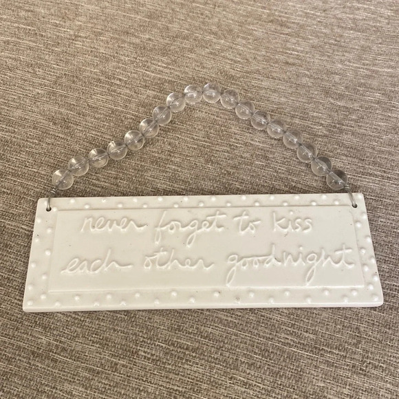 Never forget to kiss me goodnight wall art - Picture 1 of 5